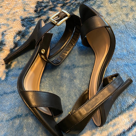 Super cute black heels w/ straps around the ankle - Picture 2 of 5